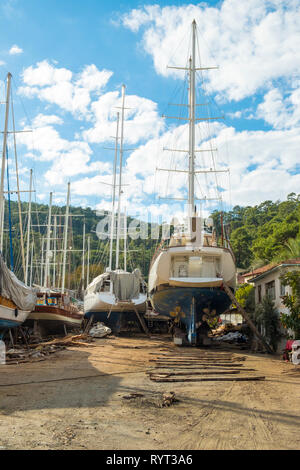 Barca a vela yacht su supporti in legno di essere rinnovato in un cantiere navale Fethiye, Turchia Foto Stock