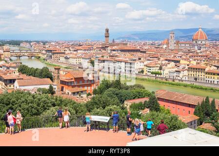 Vista sulla città, i turisti a Piazzale Michelangelo, Firenze, Toscana, Italia Foto Stock