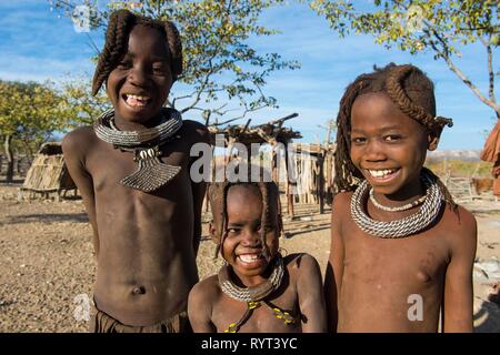 Ridendo giovani bambini Himba, Kaokoland, Namibia Foto Stock