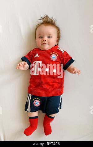 Baby, 3 mesi, in jersey di FC Bayern Monaco di Baviera, Baden-Württemberg, Germania Foto Stock