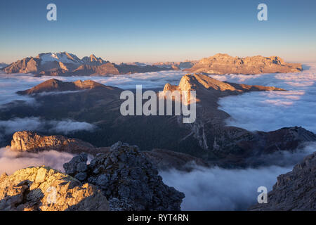 Le Dolomiti all'alba, le nuvole e le vette: Sass de Stria, Settsass, Sella, le vette della Marmolada. Alpi Italiane. Europa. Foto Stock