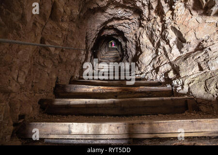 Monte Paterno tunnel. Dolomiti di Sesto. Foto Stock