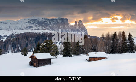 La luce del sole al tramonto sul monte Alpe di Siusi (Alpe di Siusi). Chalet tirolesi, stagione invernale. Le Dolomiti Gardena. Alpi Italiane. Europa. Foto Stock