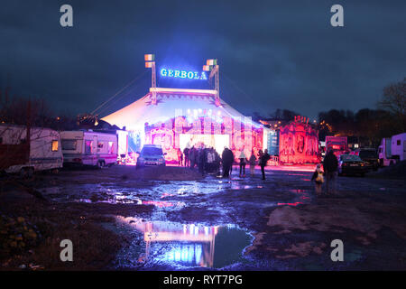 Carrigaline, Cork, Irlanda. Il 14 marzo 2019. I membri Audence coda per ingresso al grande superiore che è di eseguire fino a lunedì in Carrigaline, Co. Cork, Irlanda. Credito: David Creedon/Alamy Live News Foto Stock