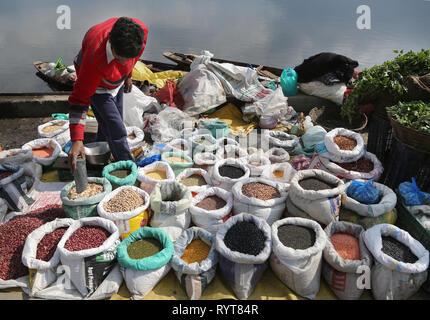 Srinagar, Indiano-controllato del Kashmir. Xv Mar, 2019. Un fornitore di impulsi vende sulla banca del lago Dal a Srinagar city, la capitale estiva di Indiano-Kashmir controllata, Marzo 15, 2019. Credito: Javed Dar/Xinhua/Alamy Live News Foto Stock