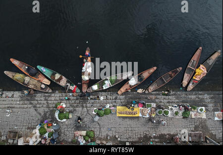 Srinagar. Xv Mar, 2019. Foto aerea adottate il 15 marzo 2019 mostra i fornitori del Kashmir vegetale di vendita sulla banca del lago Dal a Srinagar city, la capitale estiva di Indiano-Kashmir controllata. Credito: Javed Dar/Xinhua/Alamy Live News Foto Stock