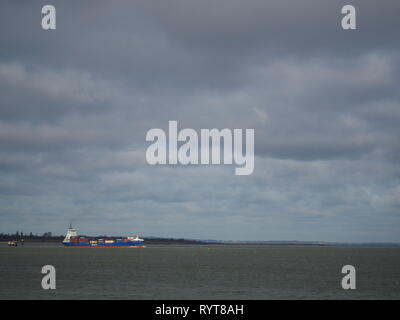 Sheerness, Kent, Regno Unito. Il 15 marzo, 2019. Regno Unito Meteo: un mattino ventoso in Sheerness, Kent con crescente copertura nuvolosa. Credito: James Bell/Alamy Live News Foto Stock