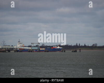 Sheerness, Kent, Regno Unito. Il 15 marzo, 2019. Regno Unito Meteo: un mattino ventoso in Sheerness, Kent con crescente copertura nuvolosa. Credito: James Bell/Alamy Live News Foto Stock