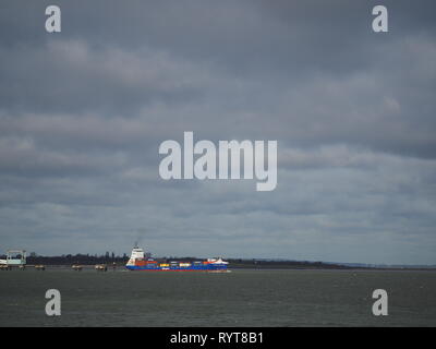 Sheerness, Kent, Regno Unito. Il 15 marzo, 2019. Regno Unito Meteo: un mattino ventoso in Sheerness, Kent con crescente copertura nuvolosa. Credito: James Bell/Alamy Live News Foto Stock