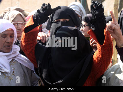 Srinagar Kashmir. Il 15 marzo, 2019. Le donne del Kashmir gridare slogan ,durante una manifestazione di protesta contro la .National Investigation Agency (NIA) che chiamò separatista senior e leader religiosi Mirwaiz Umer Farooq a Delhi finora due volte .e denunciare il massacro di 49 persone in due Nuova Zelanda moschee dicendo la brutalità ha dimostrato che non vi è posto il terrorismo non può arrivare.©Sofi Suhail/Alamy Live News Foto Stock