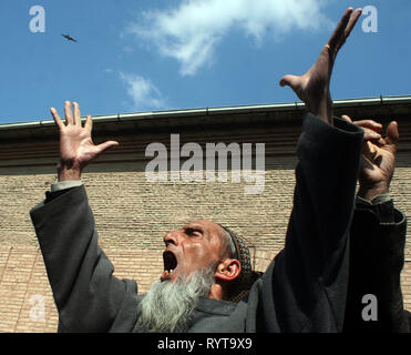 Srinagar Kashmir. Il 15 marzo, 2019. Un manifestante Kashmir gridare slogan nel cancello principale della Grande Moschea Jamia, durante una manifestazione di protesta contro la .National Investigation Agency (NIA) che chiamò separatista senior e leader religiosi Mirwaiz Umer Farooq a Delhi finora due volte .e denunciare il massacro di 49 persone in due Nuova Zelanda moschee dicendo la brutalità ha dimostrato che non vi è posto il terrorismo non può arrivare.©Sofi Suhail/Alamy Live News Foto Stock