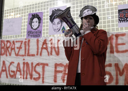 London, Greater London, Regno Unito. Xiv Mar, 2019. Una donna visto che parla rivolgendosi agli assistenti durante la Veglia in memoria di un attivista brasiliana Marielle Franco.manifestanti radunati fuori l'ambasciata brasiliana a Londra per onorare la vita e l eredità di attivista brasiliana Marielle Franco che era apertamente critico nei confronti della brutalità della polizia e le uccisioni extragiudiziali contro favela residenti. Franco è stato assassinato per la sua attività politica insieme con il suo autista Anderson Gomes su Marzo 14, 2018 a Rio de Janeiro in Brasile. Durante la veglia ha affrontato gli assistenti e rivendicato ju Foto Stock