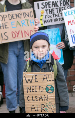 Preston, Lancashire. Il 15 marzo, 2019. Sciopero scuola 4 Cambiamenti climatici come i genitori e i bambini della scuola di assemblare al di fuori della stazione ferroviaria con striscioni e cartelloni che protestavano per la lotta contro il cambiamento climatico. I dimostranti hanno marciato attraverso il centro della città per continuare la loro protesta alla bandiera a Mercato nel centro della città. Bambini da intorno il Lancashire hanno camminato fuori delle classi oggi come parte di un clima internazionale sciopero. Credit:MWI/AlamyLiveNews Foto Stock