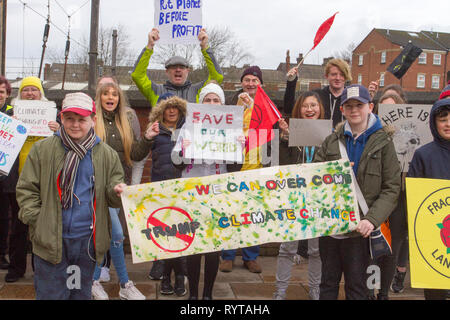 Preston, Lancashire. Il 15 marzo, 2019. Sciopero scuola 4 Cambiamenti climatici come i genitori e i bambini della scuola di assemblare al di fuori della stazione ferroviaria con striscioni e cartelloni che protestavano per la lotta contro il cambiamento climatico. I dimostranti hanno marciato attraverso il centro della città per continuare la loro protesta alla bandiera a Mercato nel centro della città. Bambini da intorno il Lancashire hanno camminato fuori delle classi oggi come parte di un clima internazionale sciopero. Credit:MWI/AlamyLiveNews Foto Stock