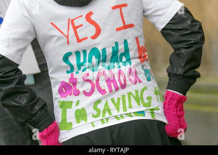 Preston, Lancashire. Marzo 2019. Sciopero scolastico 4 cambiamento climatico. I genitori e gli scolari si riuniscono fuori dalla stazione ferroviaria con striscioni e cartelli che protestano contro il cambiamento climatico. I manifestanti marciano attraverso il centro della città per continuare la loro protesta al mercato della bandiera. I bambini provenienti da tutto il Lancashire oggi hanno abbandonato le lezioni come parte di uno sciopero climatico internazionale. Foto Stock