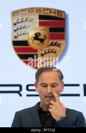 Stuttgart, Germania. Xv Mar, 2019. Oliver Blume, CEO di Porsche AG, partecipa a bilancio della società conferenza stampa. Lo scorso anno, Porsche è stata in grado di vendere in maniera significativamente più dei suoi modelli superiore e quindi nuovamente generare maggiori profitti nonostante il rialzo della spesa. Credito: Marijan Murat/dpa/Alamy Live News Foto Stock