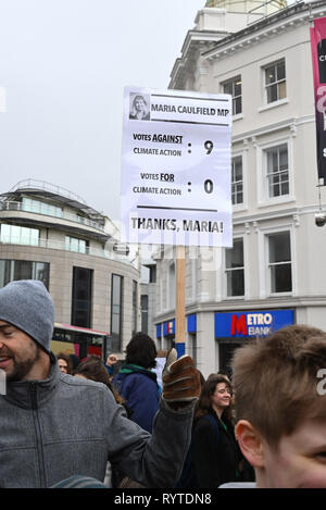 Brighton, Regno Unito. Xv Mar, 2019. Messaggio per Maria Cauldfield MP come migliaia di studenti gli allievi e i genitori marzo attraverso la Brighton che prendono parte alla seconda giovinezza Strike 4 clima oggi protesta come parte di una coordinata giornata di azione globale. Migliaia di scolari e studenti sono impostati per andare in sciopero a 11am oggi come parte di un global youth action protesta contro il cambiamento climatico Credito: Simon Dack/Alamy Live News Foto Stock