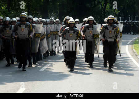 (190315) -- JAKARTA, Marzo 15, 2019 (Xinhua) -- poliziotti indonesiano di partecipare ad un'elezione generale di sicurezza nella perforazione di Jakarta, Indonesia, 15 marzo 2019. (Xinhua/Agung Kuncahya B.) Foto Stock