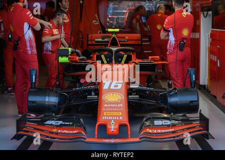 Albert Park di Melbourne, Australia. Xv Mar, 2019. La meccanica lavorare sulla vettura di Charles Leclerc (MCO) #16 dalla Scuderia Ferrari del team nel garage durante la sessione di pratica due al 2019 Australian Formula One Grand Prix all'Albert Park di Melbourne, Australia. Sydney bassa/Cal Sport Media/Alamy Live News Foto Stock