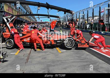 Albert Park di Melbourne, Australia. Xv Mar, 2019. Meccanica lavorare sulla vettura di Sebastian Vettel (DEU) #5 dalla Scuderia Ferrari del team durante la sessione di pratica due al 2019 Australian Formula One Grand Prix all'Albert Park di Melbourne, Australia. Sydney bassa/Cal Sport Media/Alamy Live News Foto Stock