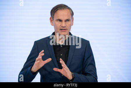 Stuttgart, Germania. Xv Mar, 2019. Oliver Blume, CEO di Porsche AG, partecipa a bilancio della società conferenza stampa. Lo scorso anno, Porsche è stata in grado di vendere in maniera significativamente più dei suoi modelli superiore e quindi nuovamente generare maggiori profitti nonostante il rialzo della spesa. Credito: Marijan Murat/dpa/Alamy Live News Foto Stock