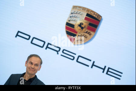 Stuttgart, Germania. Xv Mar, 2019. Oliver Blume, CEO di Porsche AG, partecipa a bilancio della società conferenza stampa. Lo scorso anno, Porsche è stata in grado di vendere in maniera significativamente più dei suoi modelli superiore e quindi nuovamente generare maggiori profitti nonostante il rialzo della spesa. Credito: Marijan Murat/dpa/Alamy Live News Foto Stock