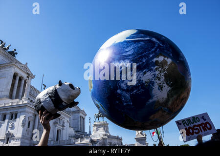 Roma, Italia. Xv Mar, 2019. Studente sciopero globale sul cambiamento climatico crisi in Roma. Lo sciopero ha portato a decine di migliaia di giovani nelle strade di più allora 40 countryes su tutti continets.Gli studenti sono sorprendenti per chiedere presso i governi a fare la loro "compiti" e dare prova di un percorso sicuro ben al di sotto di 2 gradi. Credito: Matteo Trevisan/ZUMA filo/Alamy Live News Foto Stock