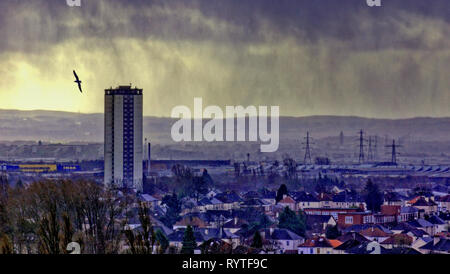 Glasgow, Scotland, Regno Unito, 15 marzo, 2019 UK Meteo: Storm Hannah Avvertenze venire vero come venti alti e guidato la pioggia vengono visualizzati al di sopra del sud della città. Credito traghetto Gerard/Alamy Live News Foto Stock