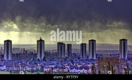 Glasgow, Scotland, Regno Unito, 15 marzo, 2019 UK Meteo: Storm Hannah Avvertenze venire vero come venti alti e guidato la pioggia vengono visualizzati al di sopra del sud della città. Credito traghetto Gerard/Alamy Live News Foto Stock