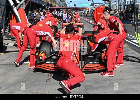 Albert Park di Melbourne, Australia. Xv Mar, 2019. Meccanica lavorare sulla vettura di Sebastian Vettel (DEU) #5 dalla Scuderia Ferrari del team durante la sessione di pratica due al 2019 Australian Formula One Grand Prix all'Albert Park di Melbourne, Australia. Sydney bassa/Cal Sport Media/Alamy Live News Foto Stock