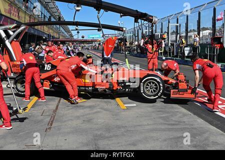 Albert Park di Melbourne, Australia. Xv Mar, 2019. Meccanica lavorare sulla vettura di Sebastian Vettel (DEU) #5 dalla Scuderia Ferrari del team durante la sessione di pratica due al 2019 Australian Formula One Grand Prix all'Albert Park di Melbourne, Australia. Sydney bassa/Cal Sport Media/Alamy Live News Foto Stock