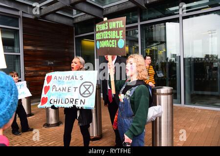 Aberystwyth Ceredigion Wales UK, venerdì 15 marzo 2019. Oltre 300 alunni provenienti da vari enti locali scuole secondarie di prendere parte alla seconda UK-wide 'scuola strike 4 clima", protestando al di fuori degli uffici del governo gallese in Aberystwyth Wales Photo credit: Keith Morris/Alamy Live News Foto Stock