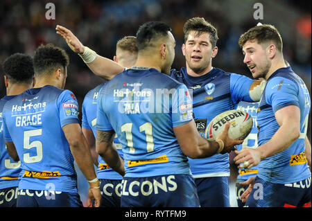 Huddersfield, Regno Unito. Il 14 marzo 2019. John Smiths Stadium, Huddersfield, Inghilterra; Rugby League Betfred Super League, Huddersfield Giants vs Saint Helens; Louie McCarthy-Scarsbrook si congratula con i compagni di squadra. Credito: Dean Williams/Alamy Live News Foto Stock