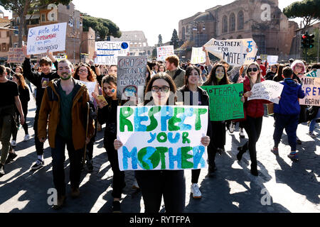 Roma, Italia. Xv Mar, 2019. Banner: rispetto per la vostra Madre Terra Roma 15 Marzo 2019. Il Colosseo e Piazza Venezia. Il venerdì per il clima futuro sciopero in Roma, per rispondere alla chiamata di Greta Thunberg, la svedese 15 anni che è il taglio di classe per la lotta contro la crisi climatica. Foto di Samantha Zucchi Insidefoto Credito: insidefoto srl/Alamy Live News Foto Stock