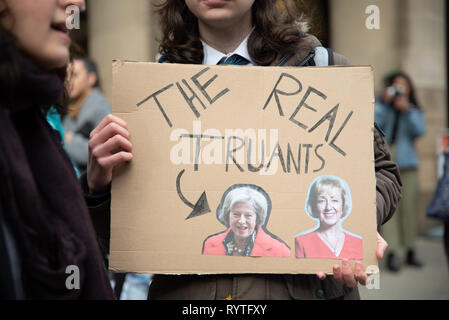 Manchester, Regno Unito. Xv Mar, 2019. Oggi 15 Marzo presso la Basilica di San Pietro (Manchester-UK)a 12:00 P.M. Gli alunni hanno camminato fuori le loro scuole come una parte del global sciopero esigente aumentata azione contro i cambiamenti climatici. Una coalizione di studenti di sciopero della gioventù 4 clima, la UK Student Network del clima e il Regno Unito la gioventù coalizione del clima sono in battuta alla domanda di azione da parte del governo. Credito: Alvaro Velazquez Gardeta/Alamy Live News Foto Stock