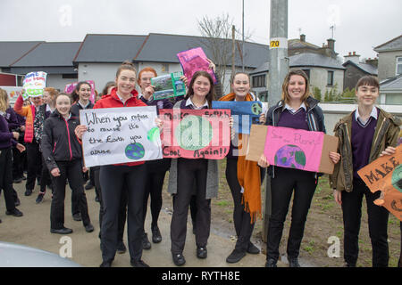 Skibbereen, West Cork, Irlanda, 15 marzo 2019 gli studenti da Skibbereen Comunità scuola hanno marciato attraverso la città oggi protestando circa i cambiamenti climatici come parte di una giornata nazionale di protesta. Credito: aphperspective/Alamy Live News Foto Stock