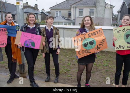 Skibbereen, West Cork, Irlanda, 15 marzo 2019 gli studenti da Skibbereen Comunità scuola hanno marciato attraverso la città oggi protestando circa i cambiamenti climatici come parte di una giornata nazionale di protesta. Credito: aphperspective/Alamy Live News Foto Stock