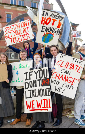 Mercato di mais, Belfast, Regno Unito. Xv Mar, 2019. Sciopero della gioventù 4 Clima protesta a Belfast per studenti provenienti da circa trenta paesi e città di tutto il Regno Unito sono mancanti a scuola per protestare contro il cambiamento climatico. Le dimostrazioni sono detenuti in zone comprese Londra, Bristol, Belfast Credit: Bonzo Alamy/Live News Foto Stock