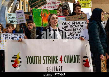 Mercato di mais, Belfast, Regno Unito. Xv Mar, 2019. Sciopero della gioventù 4 Clima protesta a Belfast per studenti provenienti da circa trenta paesi e città di tutto il Regno Unito sono mancanti a scuola per protestare contro il cambiamento climatico. Le dimostrazioni sono detenuti in zone comprese Londra, Bristol, Belfast Credit: Bonzo Alamy/Live News Foto Stock