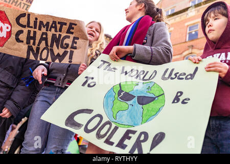 Mercato di mais, Belfast, Regno Unito. Xv Mar, 2019. Sciopero della gioventù 4 Clima protesta a Belfast per studenti provenienti da circa trenta paesi e città di tutto il Regno Unito sono mancanti a scuola per protestare contro il cambiamento climatico. Le dimostrazioni sono detenuti in zone comprese Londra, Bristol, Belfast Credit: Bonzo Alamy/Live News Foto Stock