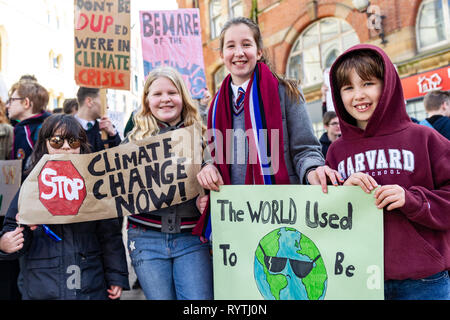 Mercato di mais, Belfast, Regno Unito. Xv Mar, 2019. Sciopero della gioventù 4 Clima protesta a Belfast per studenti provenienti da circa trenta paesi e città di tutto il Regno Unito sono mancanti a scuola per protestare contro il cambiamento climatico. Le dimostrazioni sono detenuti in zone comprese Londra, Bristol, Belfast Credit: Bonzo Alamy/Live News Foto Stock