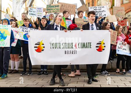 Mercato di mais, Belfast, Regno Unito. Xv Mar, 2019. Sciopero della gioventù 4 Clima protesta a Belfast per studenti provenienti da circa trenta paesi e città di tutto il Regno Unito sono mancanti a scuola per protestare contro il cambiamento climatico. Le dimostrazioni sono detenuti in zone comprese Londra, Bristol, Belfast Credit: Bonzo Alamy/Live News Foto Stock