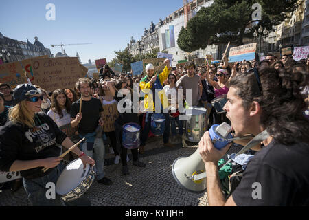 Porto, Porto, Portogallo. Xv Mar, 2019. I manifestanti visto suonando la batteria e gridando slogan per un megafono durante la dimostrazione.Gli studenti inscenare una protesta contro il mondo politiche sul clima di fronte a Porto Municipio in Portogallo. Credito: Diogo Baptista/SOPA Immagini/ZUMA filo/Alamy Live News Foto Stock