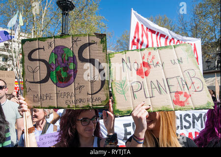 Siviglia, Spagna. 15 mar 2019. Centinaia di giovani hanno preso la strada per unire il venerdì per il movimento futuro. Che ci chiede di cambiare politica e salvare il nostro pianeta. In tutto il mondo il 16 marzo 2019 migliaia di persone hanno marciato per una migliore politica climatica. Credito: Claudia Wiens/Alamy Live News Foto Stock