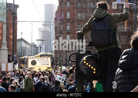 Manchester, Regno Unito. Xv Mar, 2019. Scuola manifestanti hanno fermato i tram per oltre quaranta minuti bloccando le linee di tram.Oggi 15 Marzo presso la Basilica di San Pietro (Manchester-UK)a 12:00 P.M. Gli alunni hanno camminato fuori le loro scuole come una parte del global sciopero esigente aumentata azione contro i cambiamenti climatici. Una coalizione di studenti di sciopero della gioventù 4 clima, la UK Student Network del clima e il Regno Unito la gioventù coalizione del clima sono in battuta alla domanda di azione da parte del governo. Credito: Alvaro Velazquez Gardeta/Alamy Live News Foto Stock