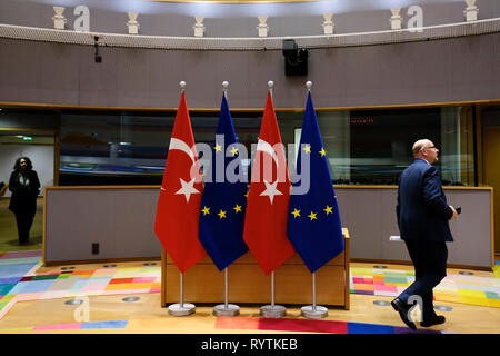 Bruxelles, Belgio. Xv Mar, 2019. Bandiera dell'Europa e Bandiera della Turchia stand presso la sede del Consiglio europeo. Credito: ALEXANDROS MICHAILIDIS/Alamy Live News Foto Stock