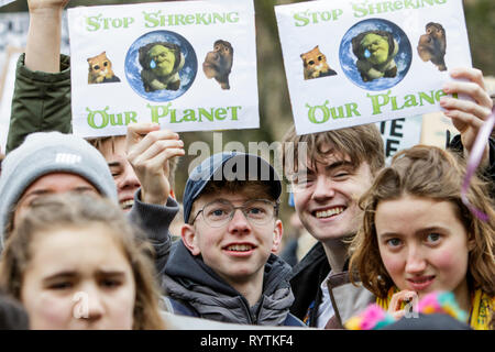 Bristol, Regno Unito. Xv Mar, 2019. Bristol studenti del college e scuola bambini che portano il cambiamento climatico cartelli e segni sono illustrati in quanto essi protestare fuori Bristol City Hall. Gli alunni che hanno anche fatto sciopero il mese scorso ha camminato fuori della scuola ancora oggi come parte di una coordinata a livello nazionale lo sciopero per azione di forza sulla politica in materia di cambiamento climatico. Credito: lynchpics/Alamy Live News Foto Stock