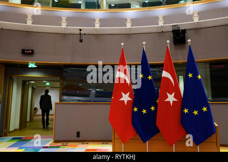 Bruxelles, Belgio. Xv Mar, 2019. Bandiera dell'Europa e Bandiera della Turchia stand presso la sede del Consiglio europeo. Credito: ALEXANDROS MICHAILIDIS/Alamy Live News Foto Stock