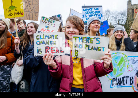 Bristol, Regno Unito. Xv Mar, 2019. Bristol studenti del college e scuola bambini che portano il cambiamento climatico cartelli e segni sono illustrati in quanto essi protestare fuori Bristol City Hall. Gli alunni che hanno anche fatto sciopero il mese scorso ha camminato fuori della scuola ancora oggi come parte di una coordinata a livello nazionale lo sciopero per azione di forza sulla politica in materia di cambiamento climatico. Credito: lynchpics/Alamy Live News Foto Stock