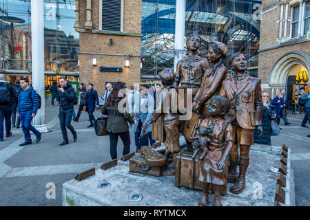 I bambini della scultura Kindertransport ebraica di bambini rifugiati a sperare nella piazza della stazione di Liverpool Street, Londra Foto Stock